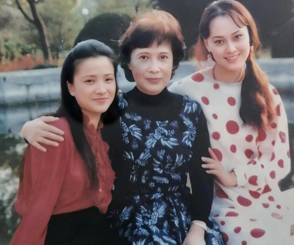 这张照片拍摄于80年代，演员秦怡一左一右坐两个美丽的女孩，右边是宋佳，左边是何晴