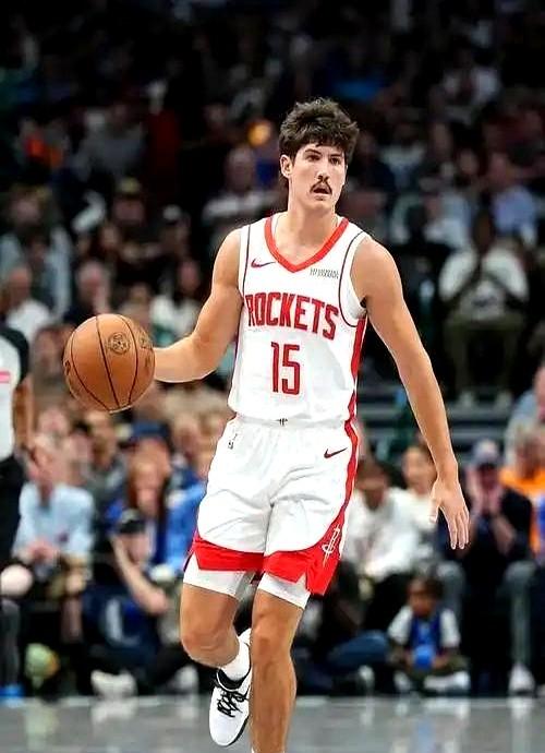 火箭的首发阵容天赋可排NBA第一名。把杜兰特这种顶级得分手和一众年轻天赋怪组