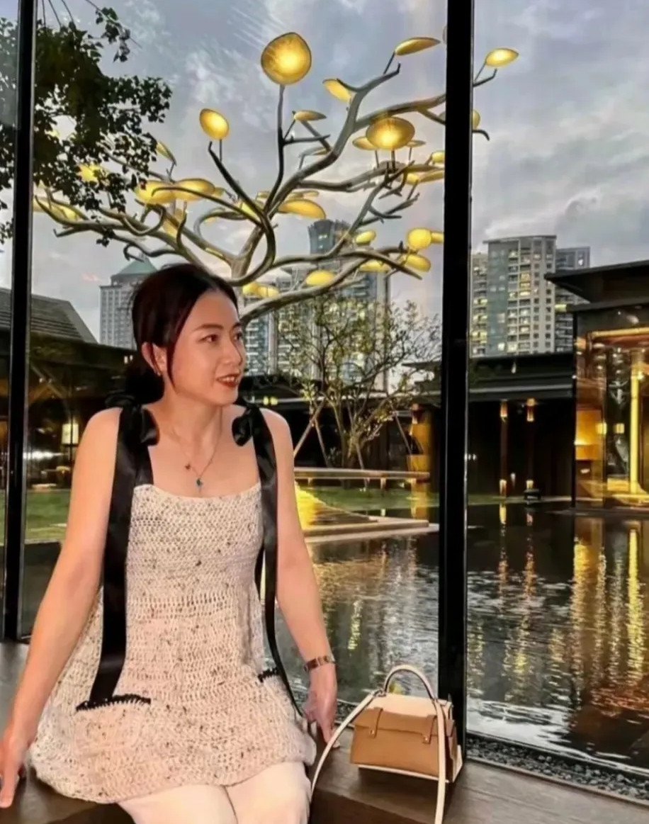 富婆甘比，穿着自己钩织的衣服，真是有钱人穿麻袋都好看。