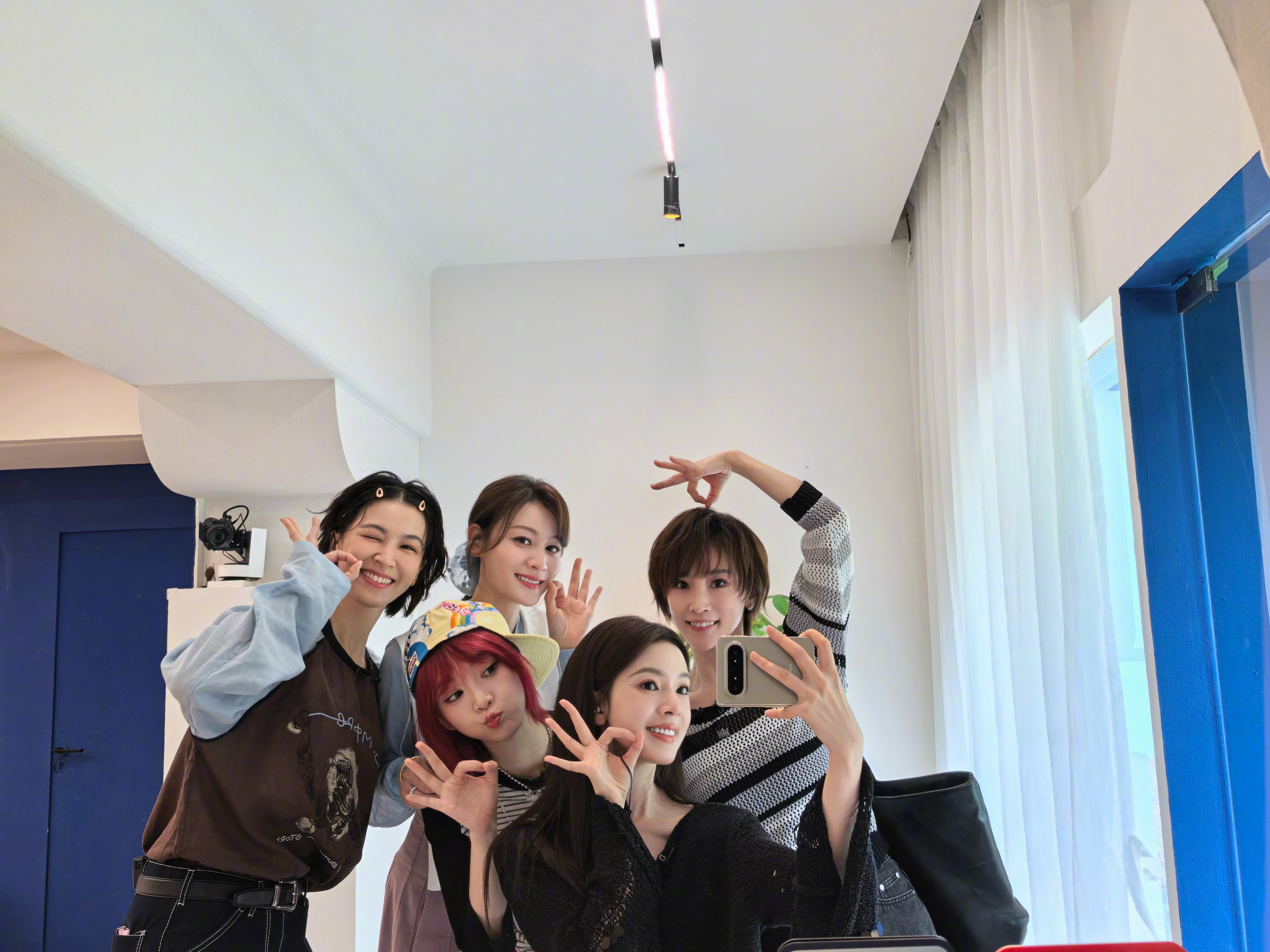 这里有五个可爱的小女孩其中有一个特别可爱