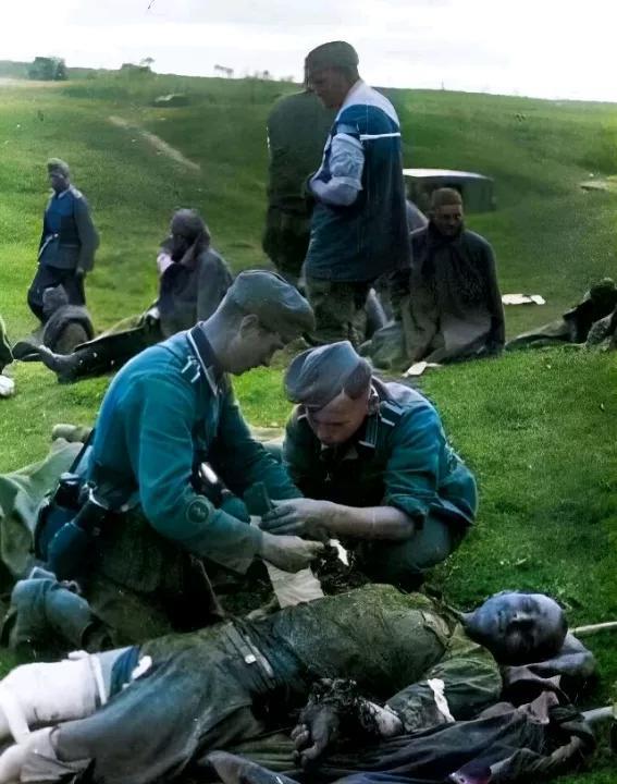 1943年，苏德战争中，苏军意外发现死去的士兵身上，竟然有3、4个密集弹孔。以德
