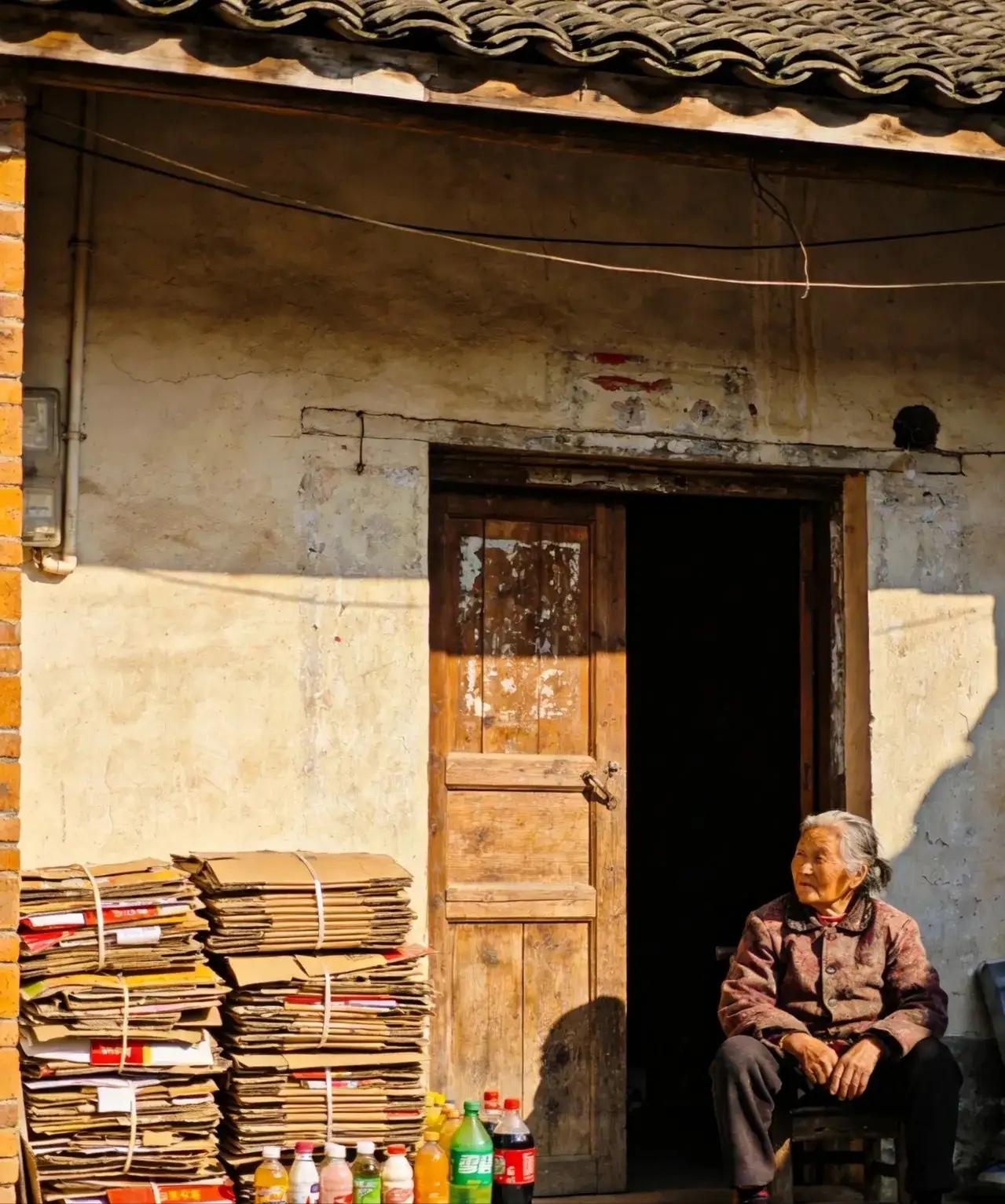 江苏，一小伙带着28.8万彩礼去女方家定亲，当时他父母也跟着一起去了，谁知，饭还