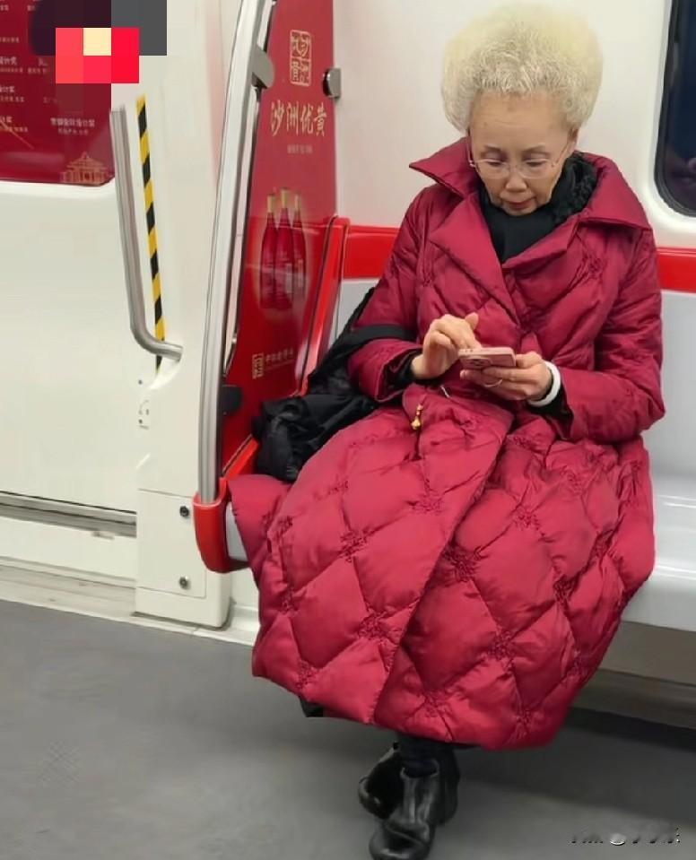 1月25日，地铁上遇到一位阿姨，穿着一身大红色的羽绒袄，一头银色的白发，搭配起来