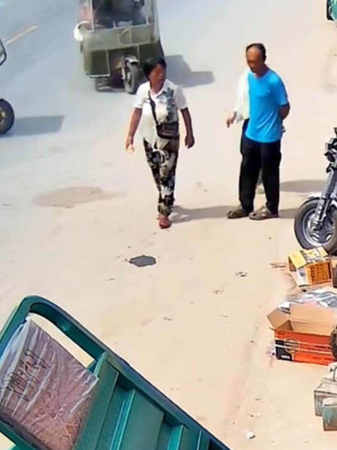 三轮车躲避拐弯车失控，撞飞一人压倒一人，没想到罪魁祸首竟然跑了