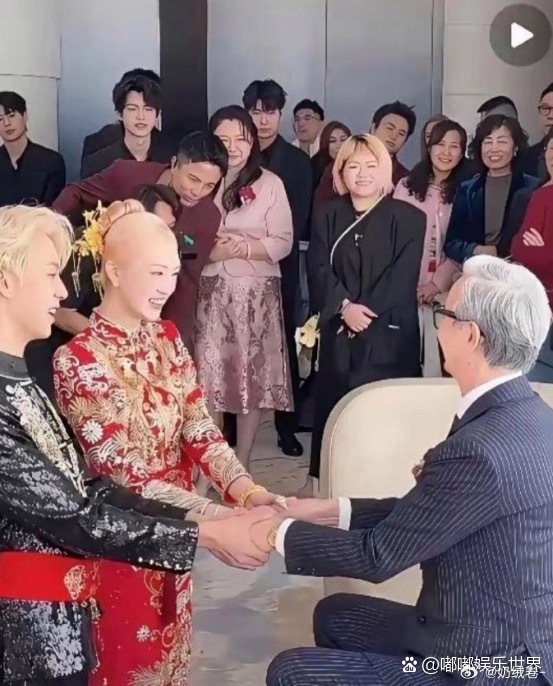 不会就我一个人把新娘看成光头了吧