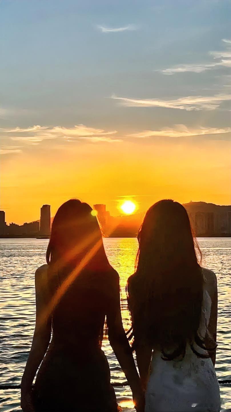 闺蜜礼遇记昨日设宴，款待旅游归来的闺蜜们，感谢她们不辞千里迢迢，仍念我于心。