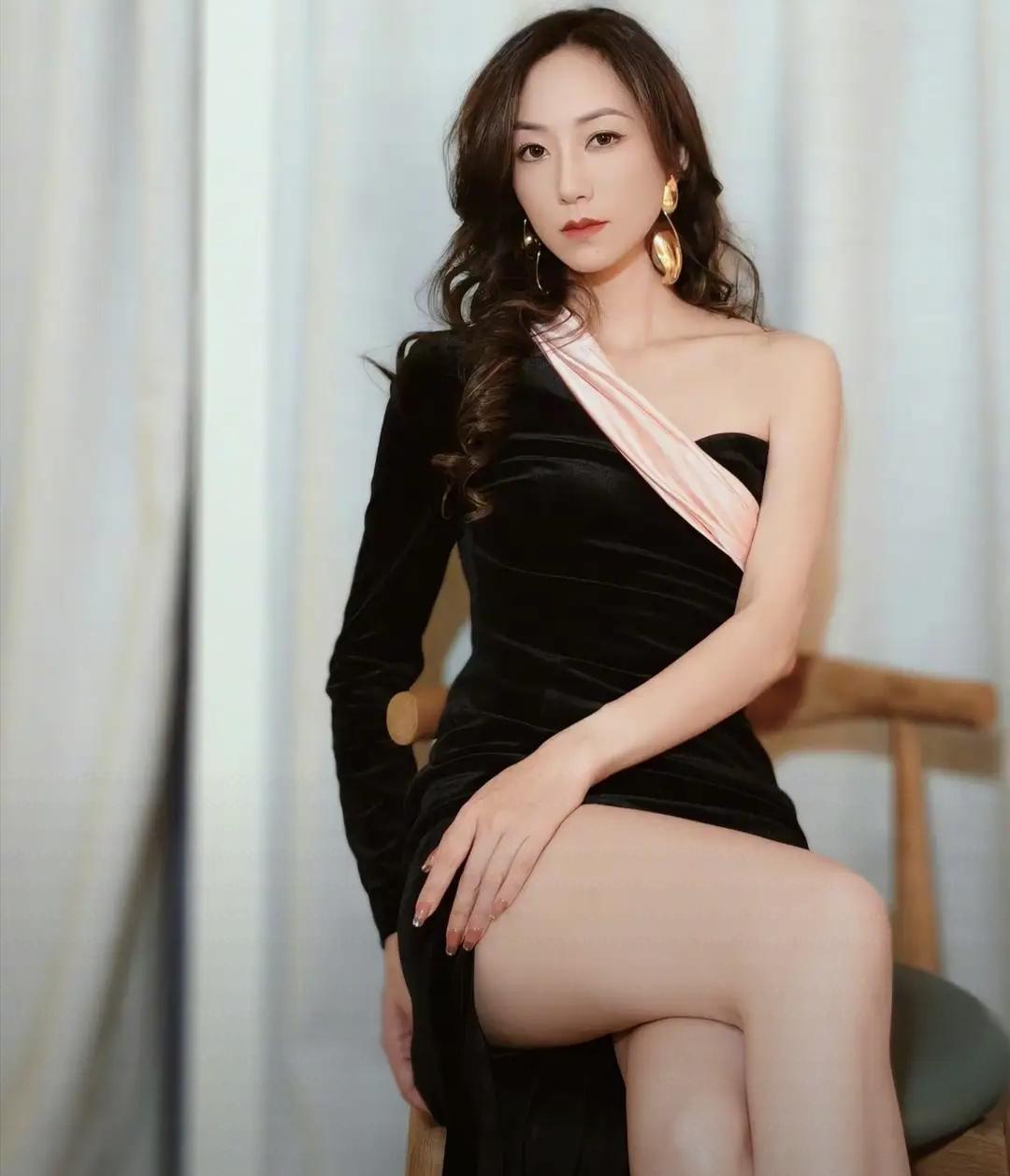 韩雪一袭黑丝绒斜肩裙美翻，高开叉秀长腿，气质清冷又妩媚娱乐明星