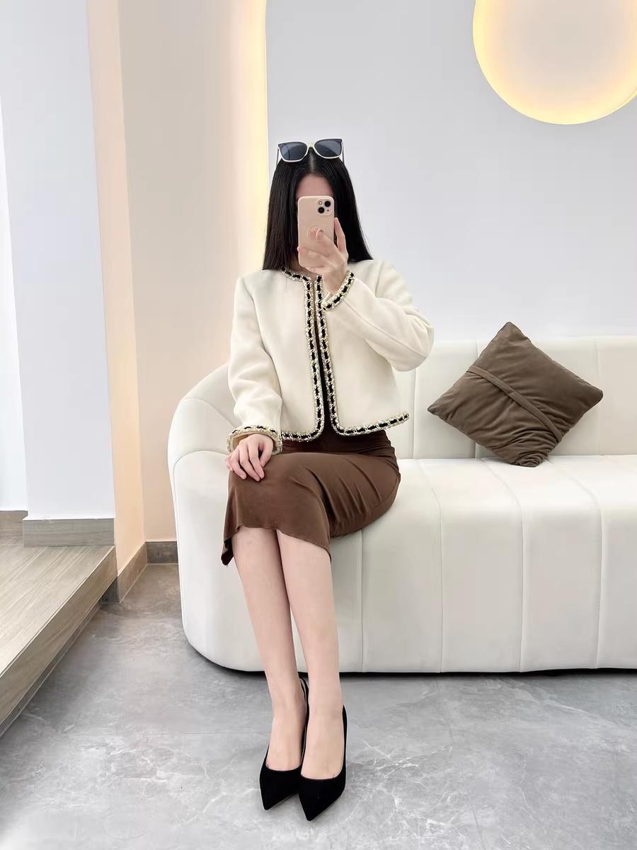 谁说上班期间，在公司就必须要穿职业装，大方得体依然可以是办公室一道风景。职业装穿