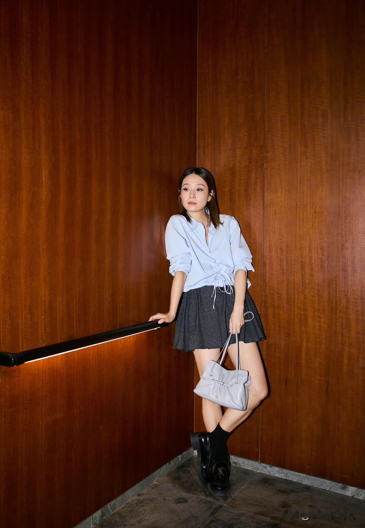 49岁的马伊琍，留了长发，给人一种眼前一亮的感觉。说实在的留起长发的马伊琍，