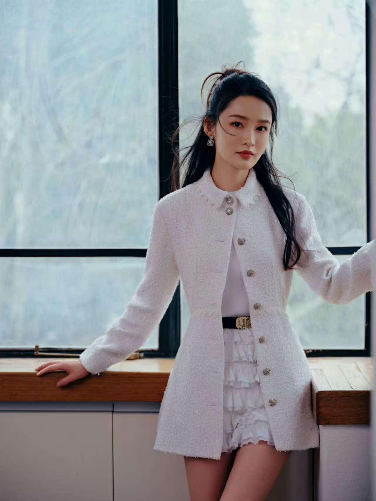 李沁这身小香风的“撩人机”，简直藏在每一处细枝末节里：银白钻扣顺着肩线一颗挨一颗