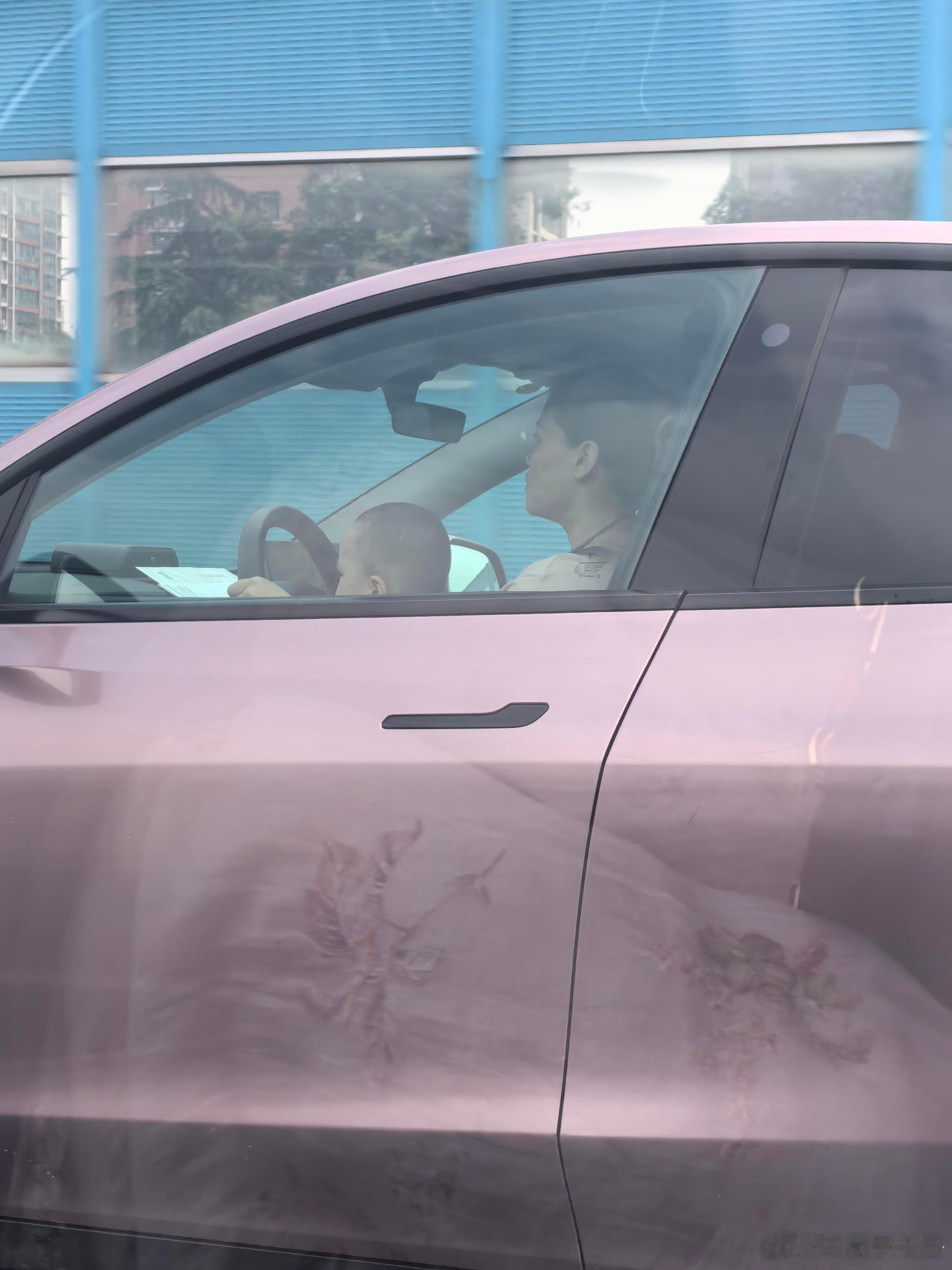 大v聊车高架上，是胆大是无奈？​​​