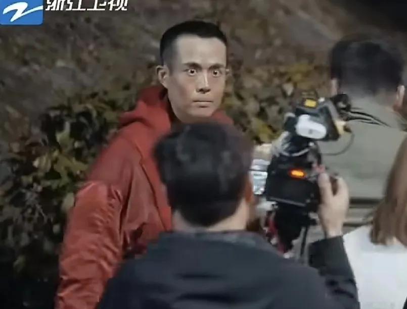 仔细地看了这个视频，发现王星的眼神好像只是一种个人习惯。不管哪个角度，他的