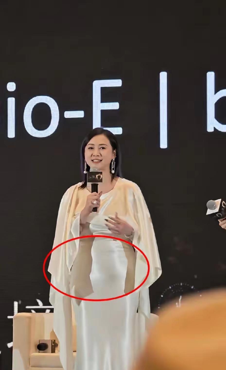 3月27日，58岁翁虹亮相上海出席活动，身穿米黄色晚礼服，被网友爆出有小肚子！