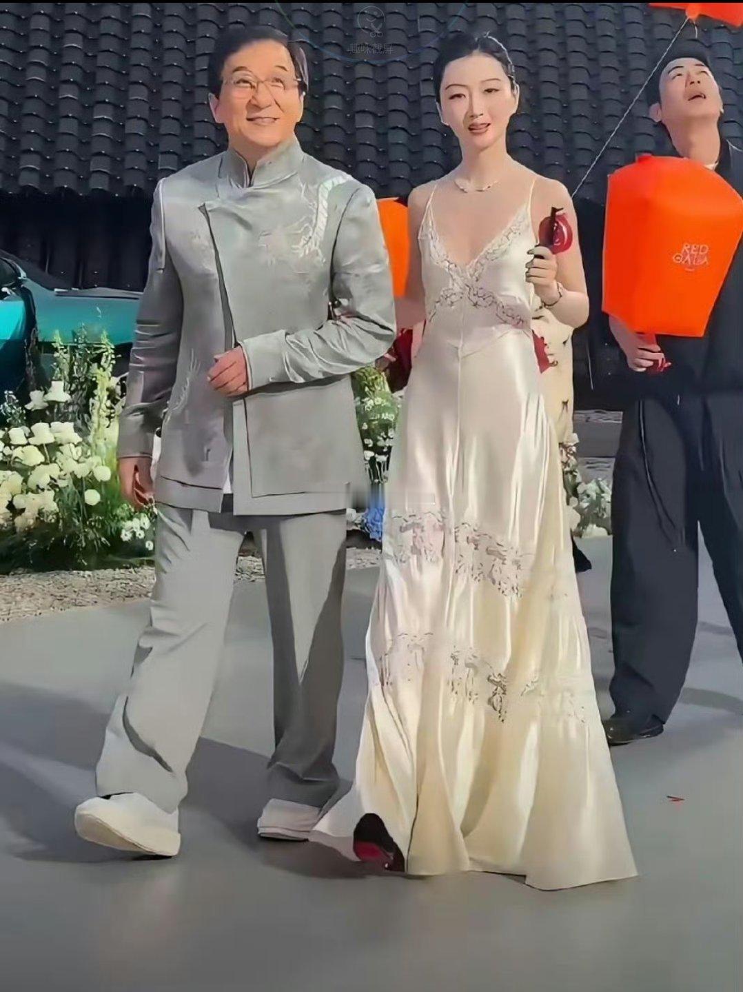 她应该是内娱私生活最干净的女明星了，怪不得能得影后，连成龙大哥都捧着她