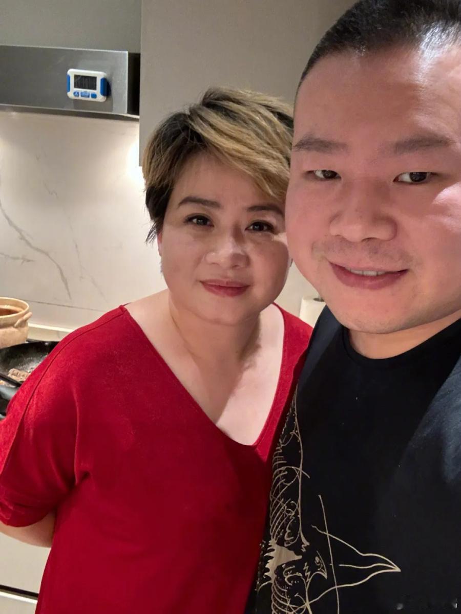 岳云鹏夫妇公司欠税这事闹得还挺火。企查查显示，北京英瑞国际贸易有限公司新增2条欠