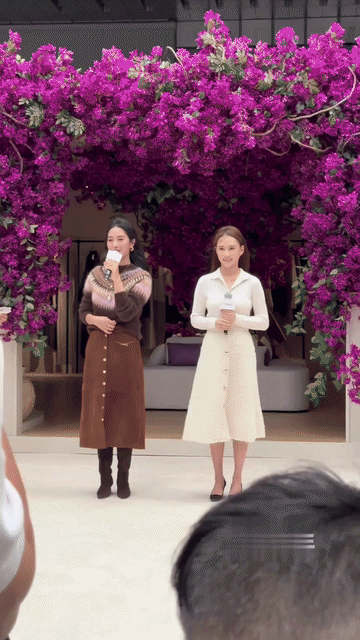 何超莲的发量和杨采钰一比，尴尬了！风一吹，杨采钰又黑又亮又丰盈的长发纹丝不动，随