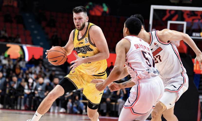 广东男篮捡到宝！对阵福建男篮的比赛中，拉科塞维奇首秀拿下32分16个篮板3个助