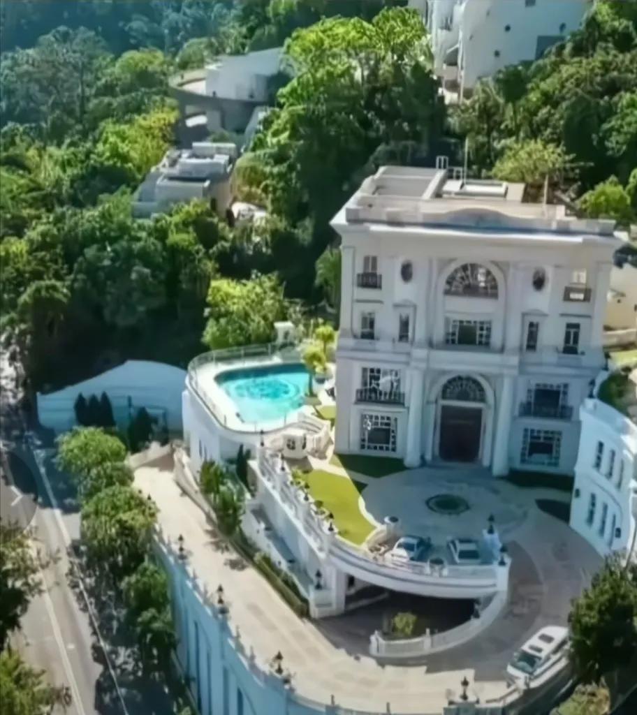 网上传言李嘉诚要卖掉他家在香港深水湾的山顶豪宅，这是打算走人了吗？李嘉诚可是非常