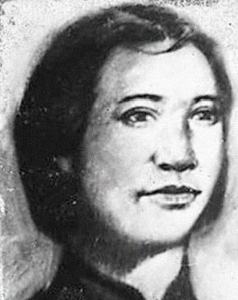 1928年，贺龙的妹妹贺满姑被敌人剥去衣衫，绑在木桩上，敌人用刀子一片一片地割下