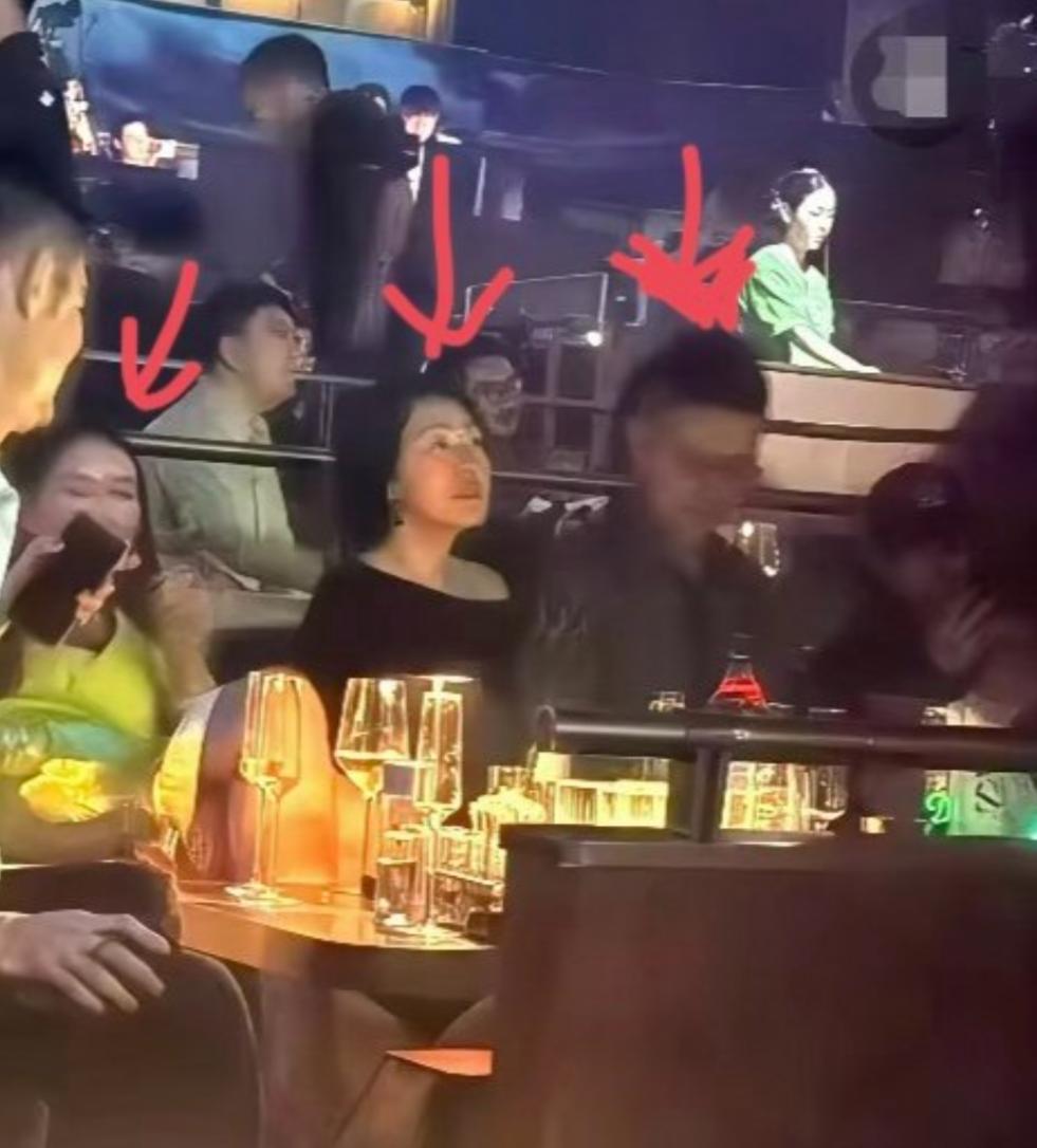 看到小S和S妈在上海酒吧开怀大笑，不由得让人想起了大S去世的前一夜，小S和S妈在