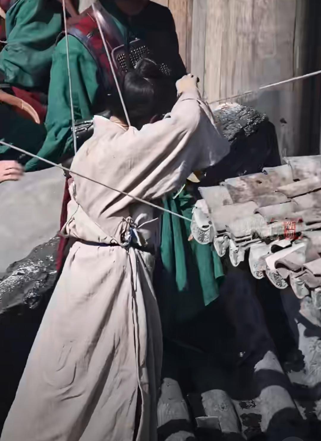 威亚累到站不起仍伸手护群演，成毅的敬业藏在细节里拍《两京十五日》威亚戏的成