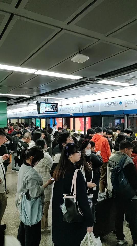 我堂哥的儿子今年参加高考，成绩还没出来就和同学一起去珠三角找临时工做了，尽管这几