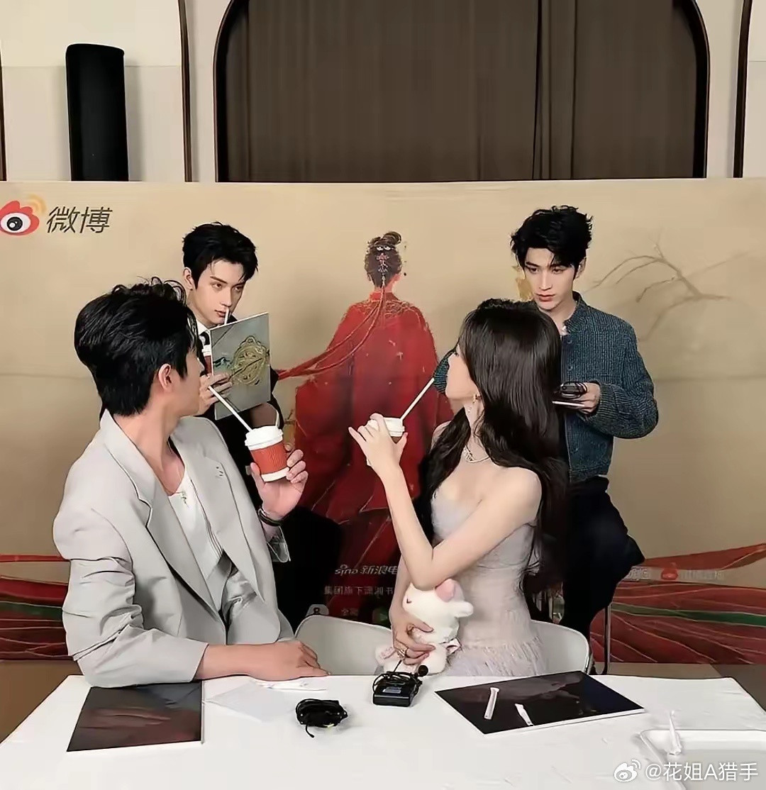 6月11日《莫离》的剧宣直播，这段互动直接引发热议。直播过程里，白鹿两次下意识往