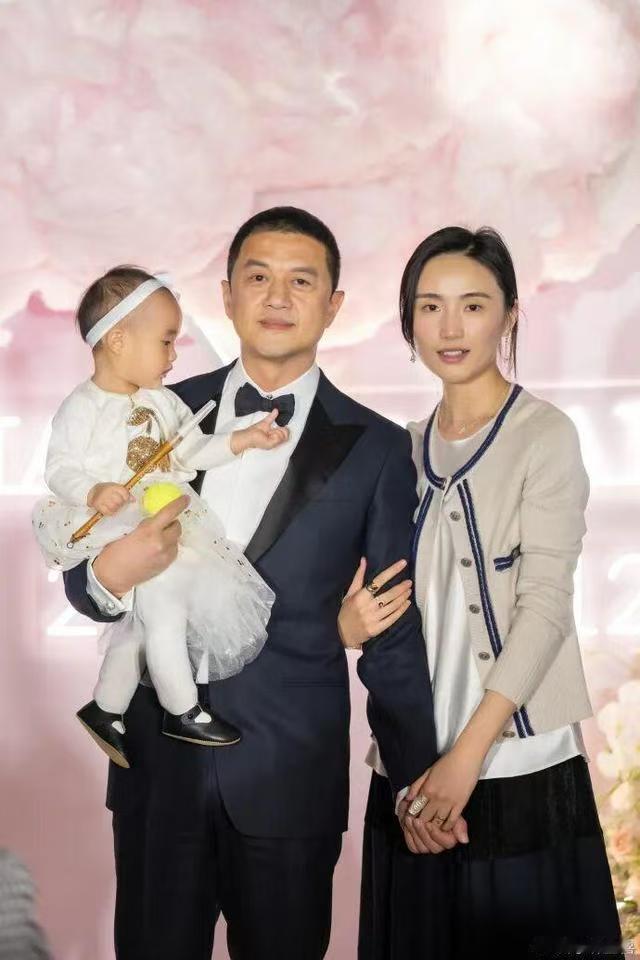 4月24日，李亚鹏前妻海哈金喜在社媒发视频回应复婚问题：“我们都是夏夏的父母，不