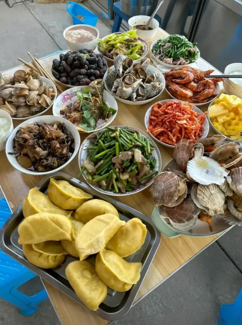 这一桌色香味俱全的菜，首先排除广东，因为没有白切鸡，你们猜一猜这是哪里的菜式?