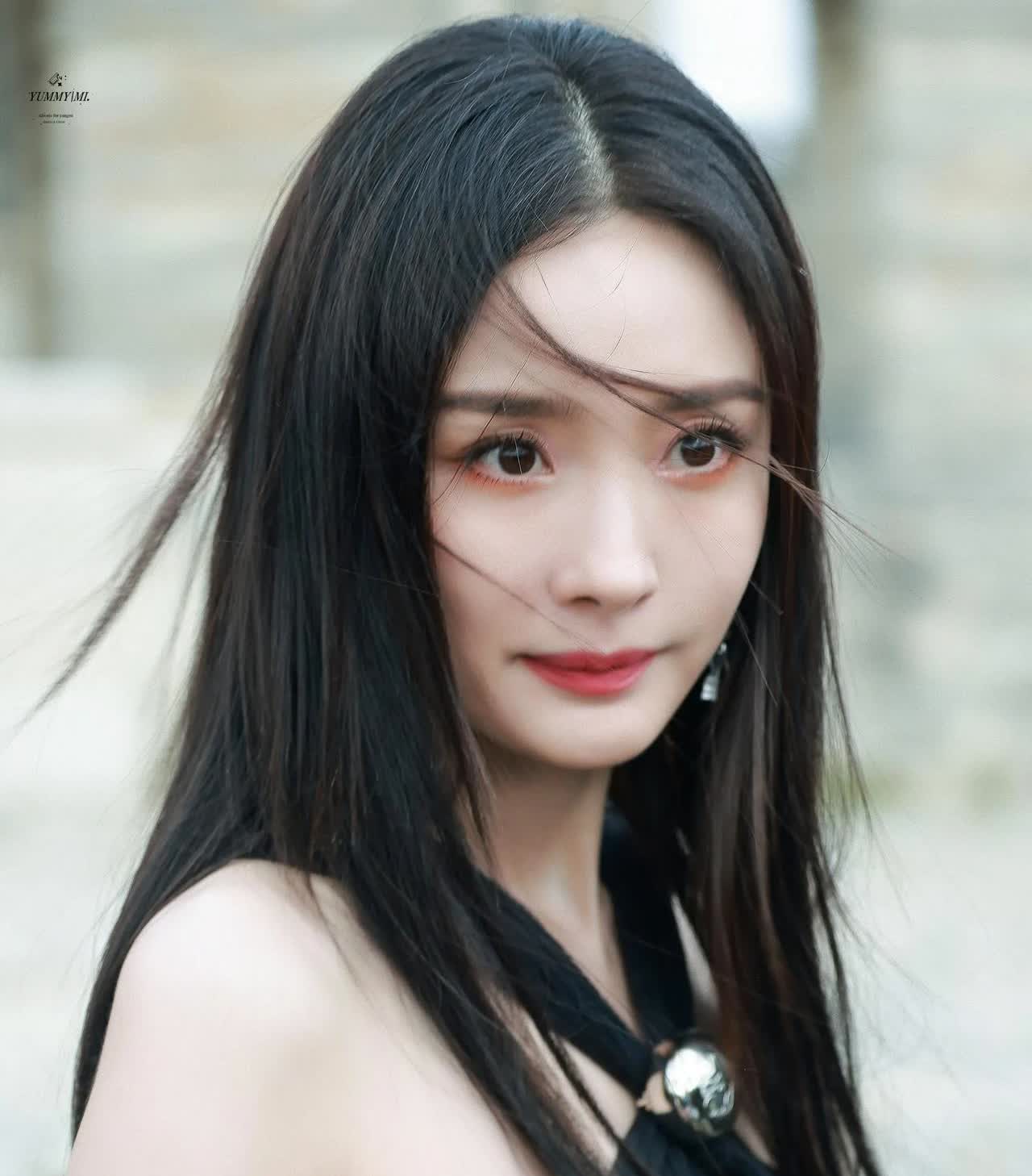 2025年最惨的要数85花了吧！赵丽颖《向阳·花》《在人间》双扑刘诗诗《