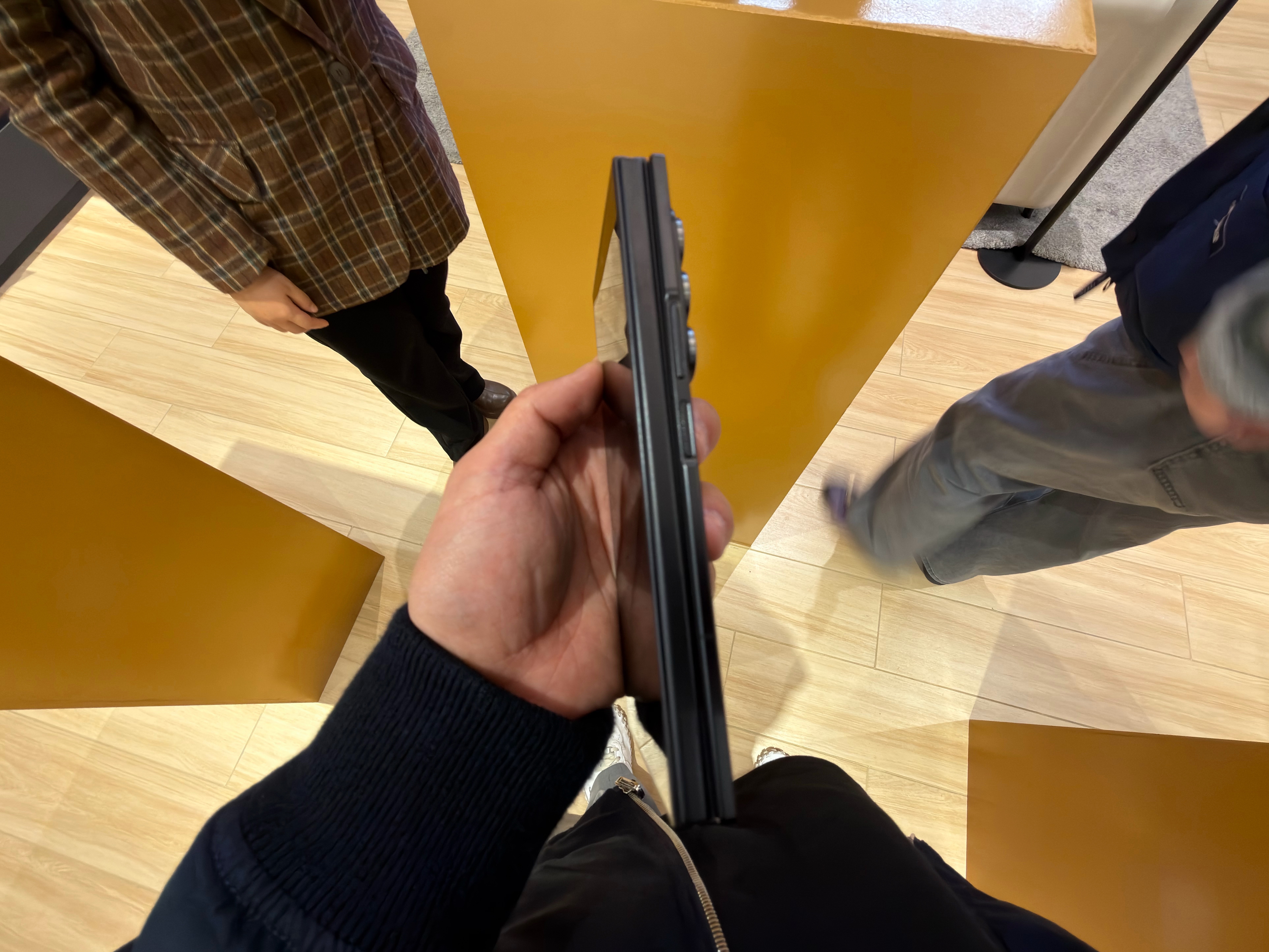 三星GalaxyZTriFold三折叠这个定价比最开始的内部定价少了350