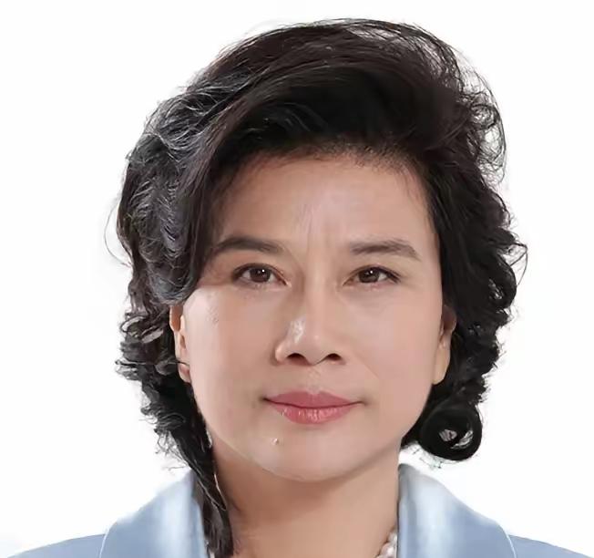 主持人问董明珠:“像你这么有财富有地位的人，亲戚朋友多吗？这话问得够直接！