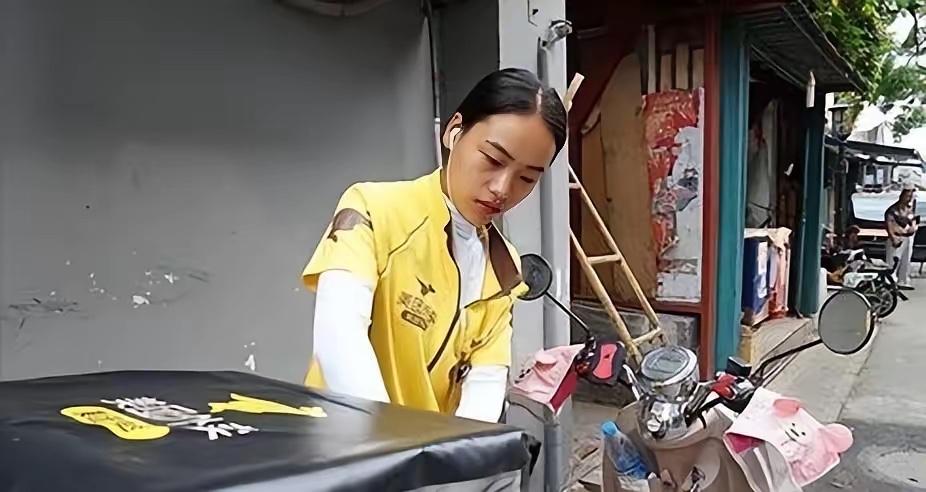 一男子天天点外卖吃，他发现送外卖的都是同一女子。有一天，女子就对男子说我干脆辞职
