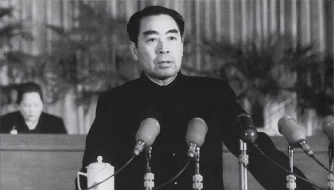 1963年12月，周恩来访问摩洛哥，国王哈桑二世赠送他一枚镶嵌大量宝石的佩剑，十