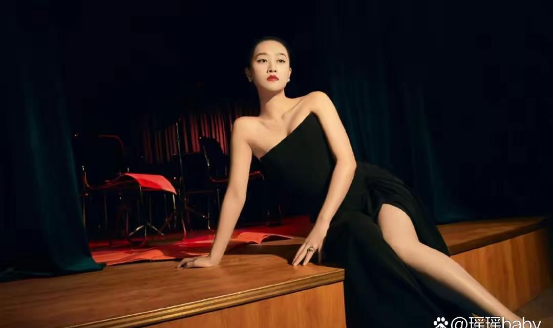 蓝盈莹，黑裙性感成熟
