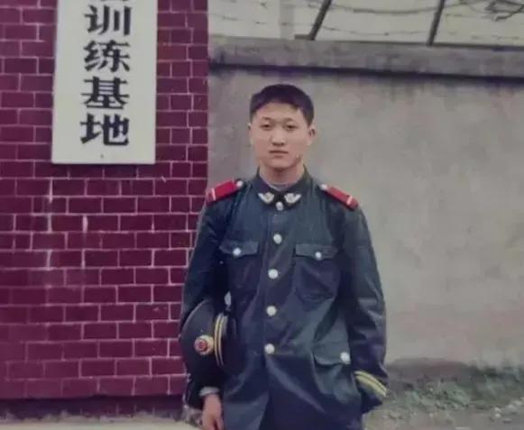 19岁武警夜班车智斗人贩：一个眼神引发的生死营救