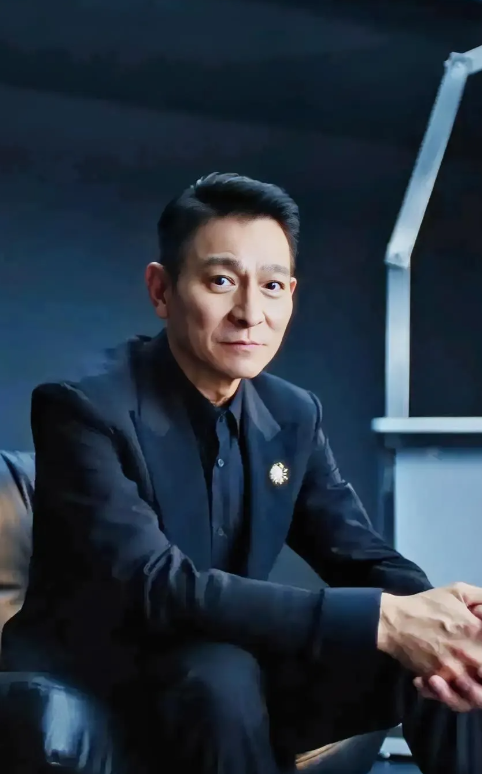 刘德华啊，华哥你能不能给其他歌手一条活路啊！去年抖音线上演唱会3.5亿人，今