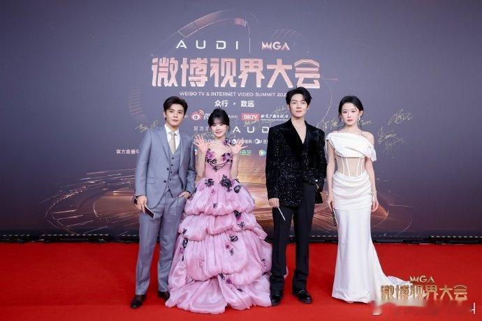 短剧cp红毯：“落日雨辉”曾辉✖️韩雨彤“百念好何”刘念✖️何聪睿微博视界大会微