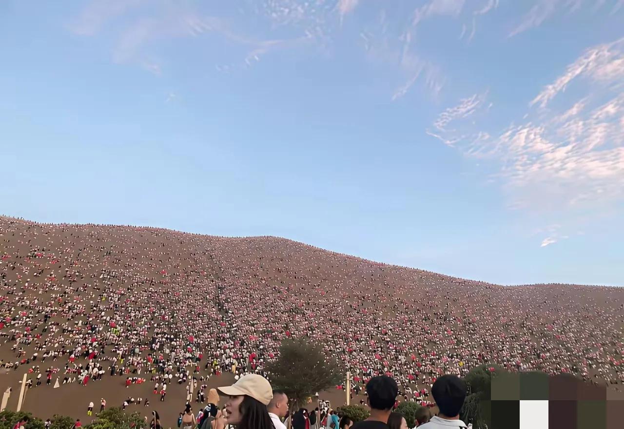 看网友发布的十一旅游画面，着实壮观极了。敦煌沙漠里的人海，简直能与沙漠的沙海相媲