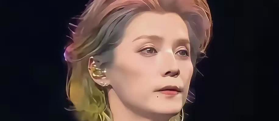 我敢断言，​鹿晗只要不塌房，唱歌好不好听、长得帅不帅都是其次的啦！因为他最大