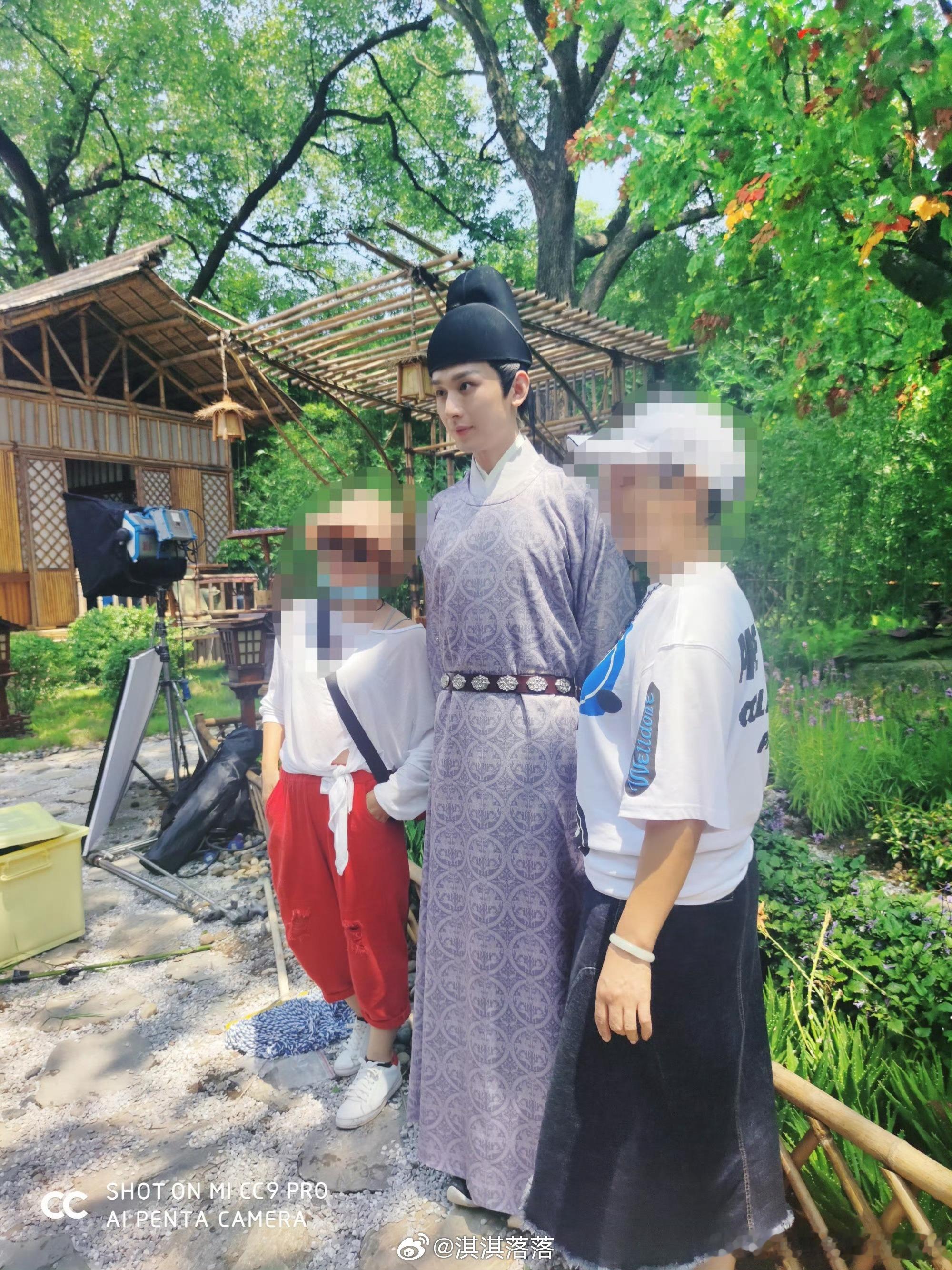 181的大手办，被阿姨大叔当做景区npc的成毅，哈哈哈，配合着做人形立牌了！太羡