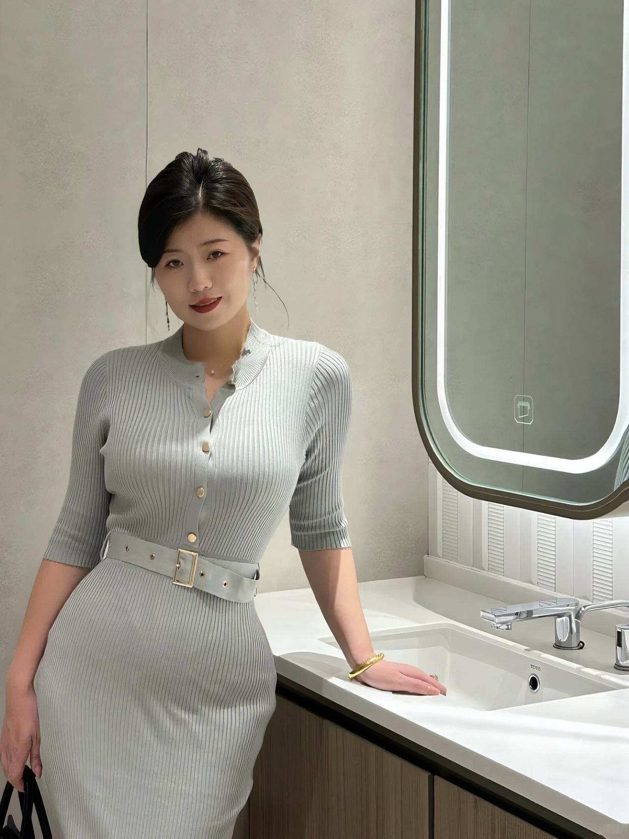 今天是优雅通勤风✨浅灰绿坑条针织裙太绝了！修身版型裹出流畅曲线，半高领+中袖利