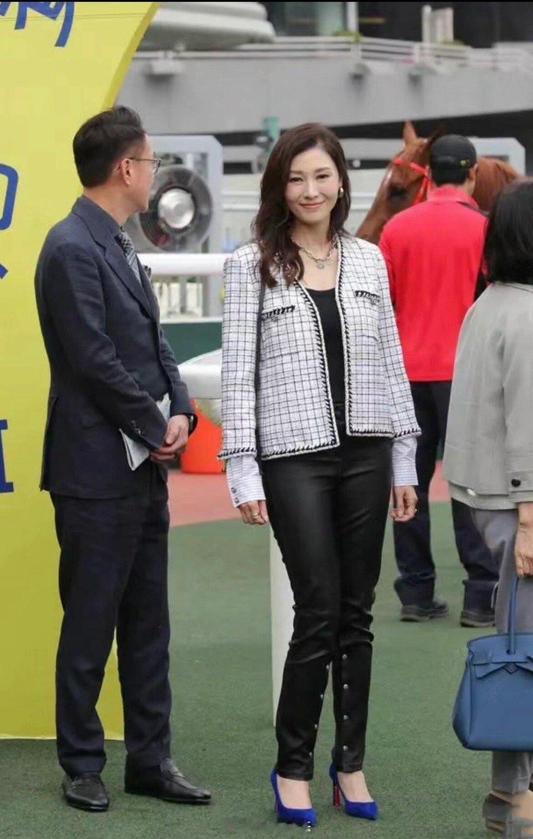 李嘉欣这个审美一直备受争议，她选择的皮裤真的让人看不下去。​​​