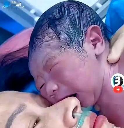 你说这神奇不神奇？山东一个刚出生的宝宝哭得脸都紫了，谁哄都没用，结果一贴到妈妈