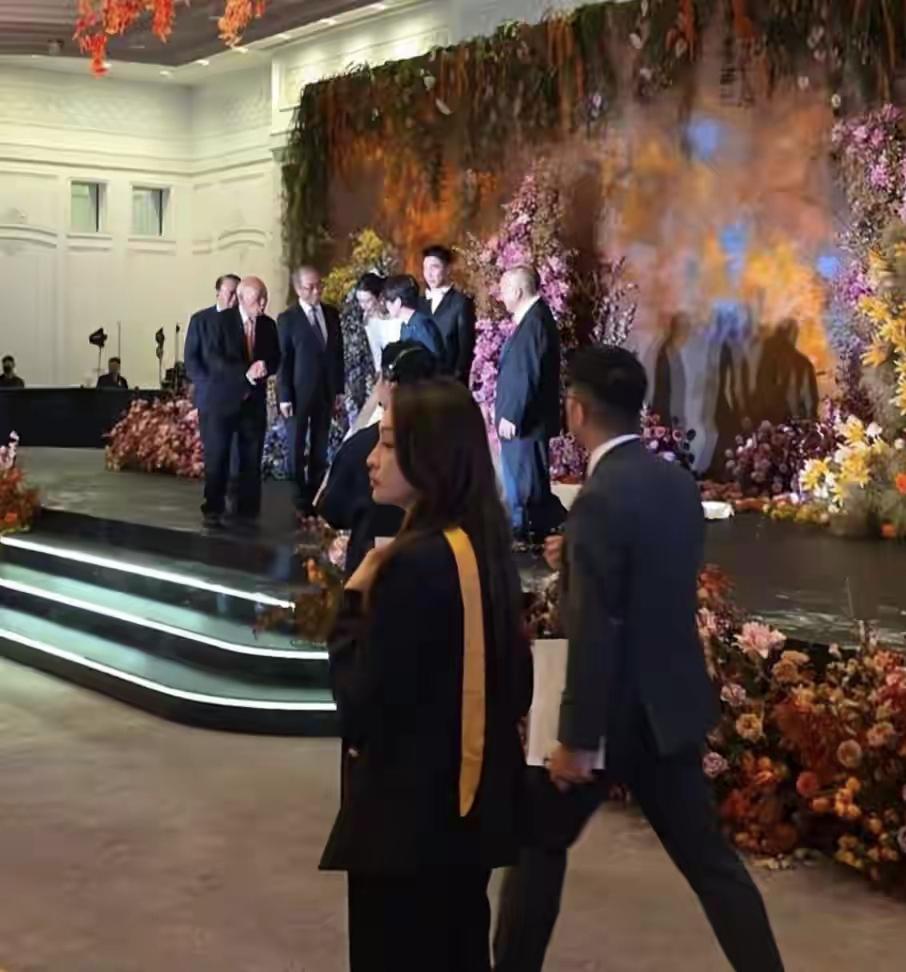 梁安琪在香港澳门的人脉真的不差的，这一次儿子的澳门答谢宴，有不少看着是豪门家族的