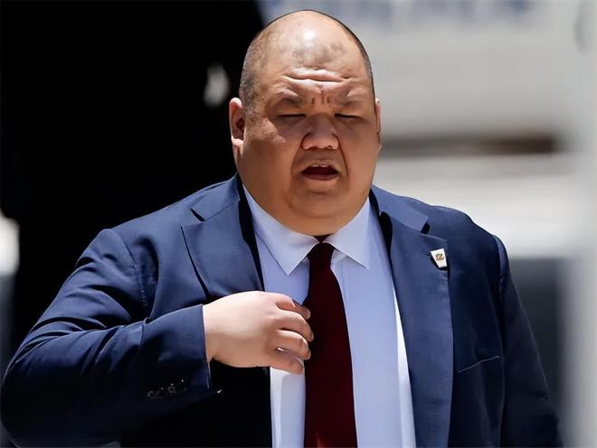 特朗普提名的接替莱维特的白宫新闻秘书张振熙，外号“熊猫”，机器善于给特朗普制造舆