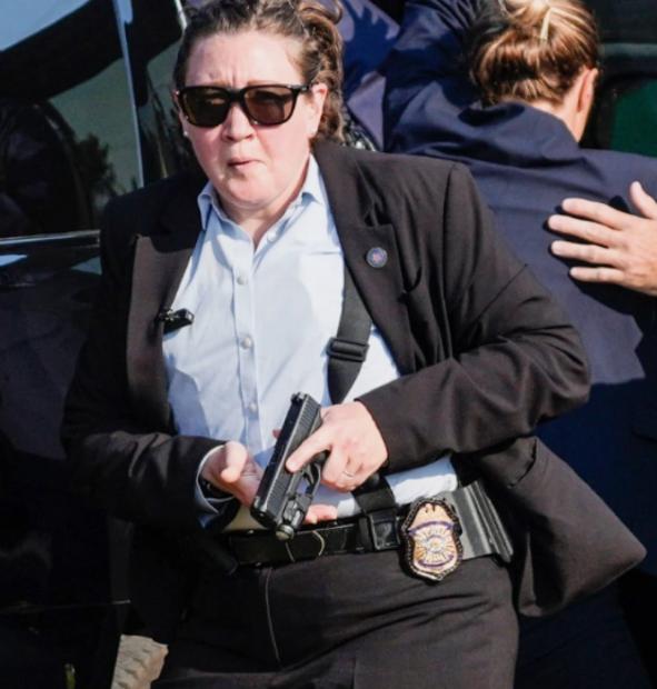 美国特勤局这名女保镖再次火出圈她又火了。这次是在白宫宴会的枪击现场。枪一