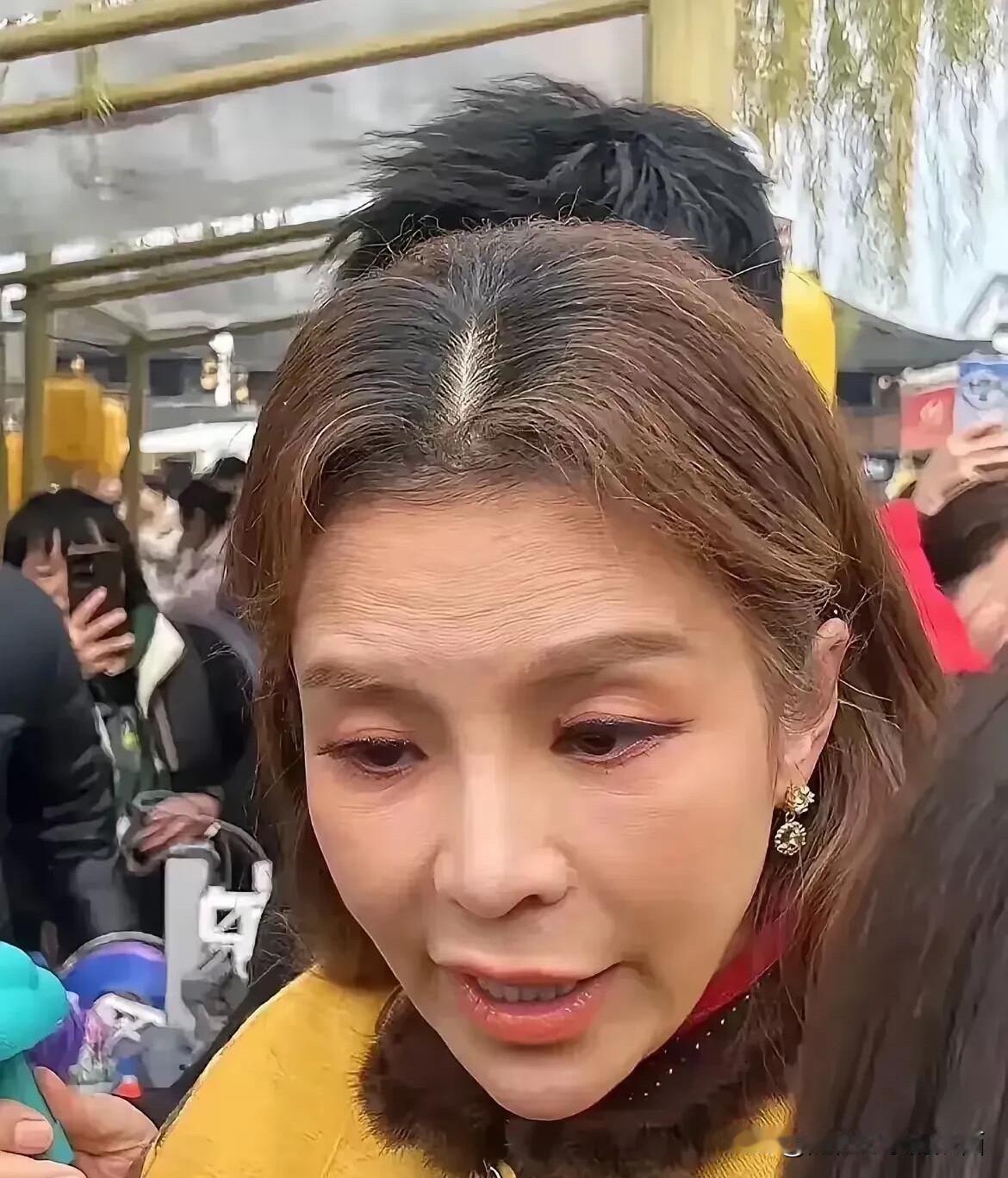 52岁的央视主持人朱迅也老了，老的一点女人味都没有了。她在生活中也和普通人一样