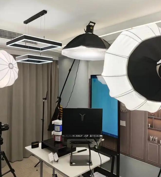 10月11日报道,福建晋江,一男子在直播间大手一挥,下单了1000件女性内衣,主