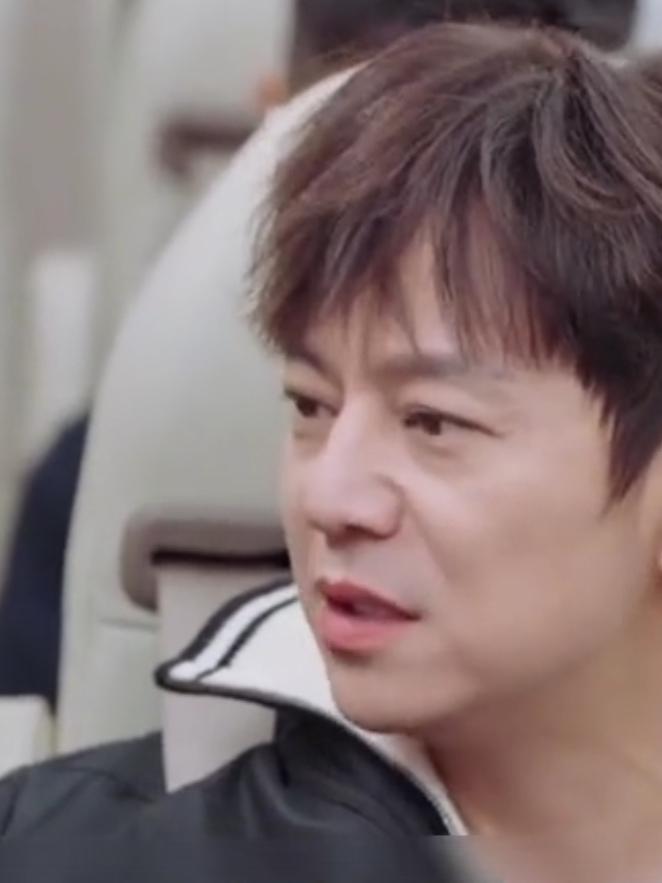 51岁的何炅也不装了，不服老不行。自己以为还是小青年，逆生长，结果现实打脸。